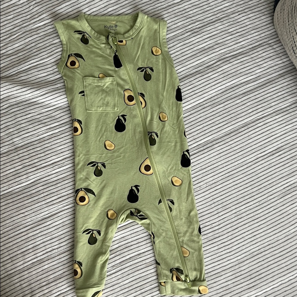 Kyte Baby Double Zippered Sleeveless Romper Onesie in avocado Print 12- 18months